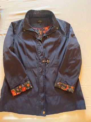 Parka ligera azul. El Corte Inglés