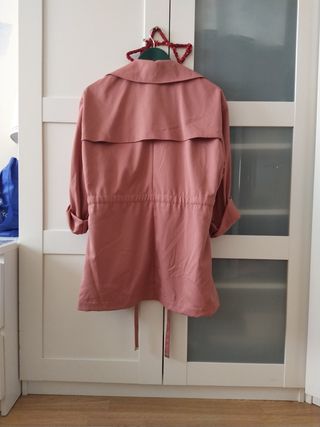 gabardina-parka  rosa empolvado Stradivarius 