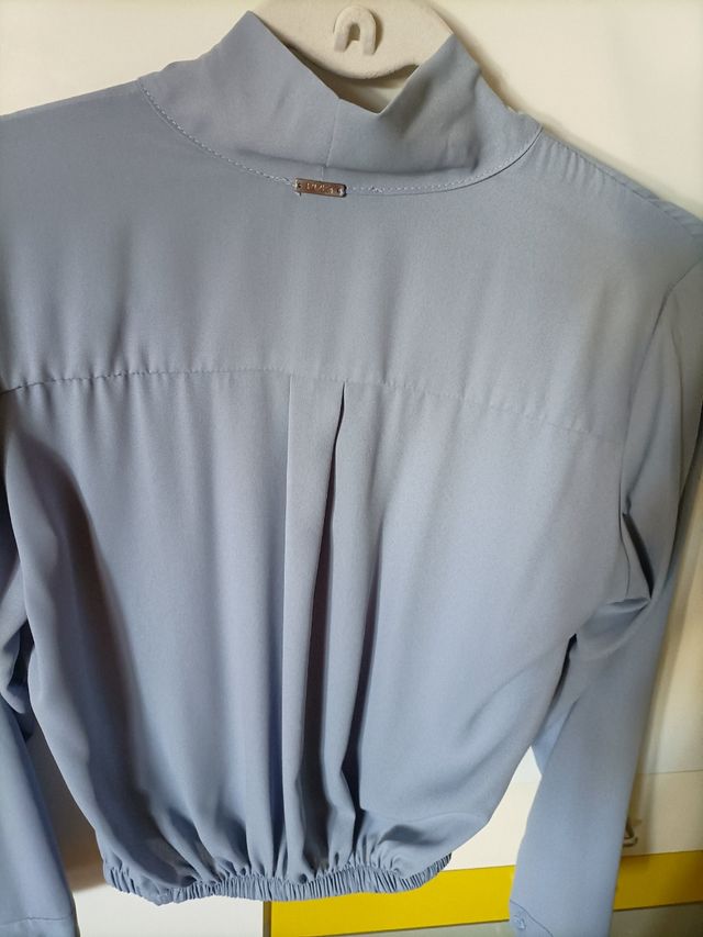 camicetta blusante con fiocco.