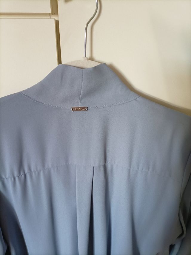 camicetta blusante con fiocco.