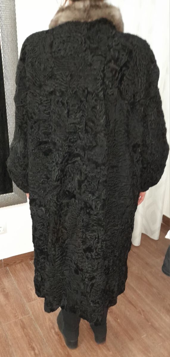 Abrigo de Astracán con cuello de piel