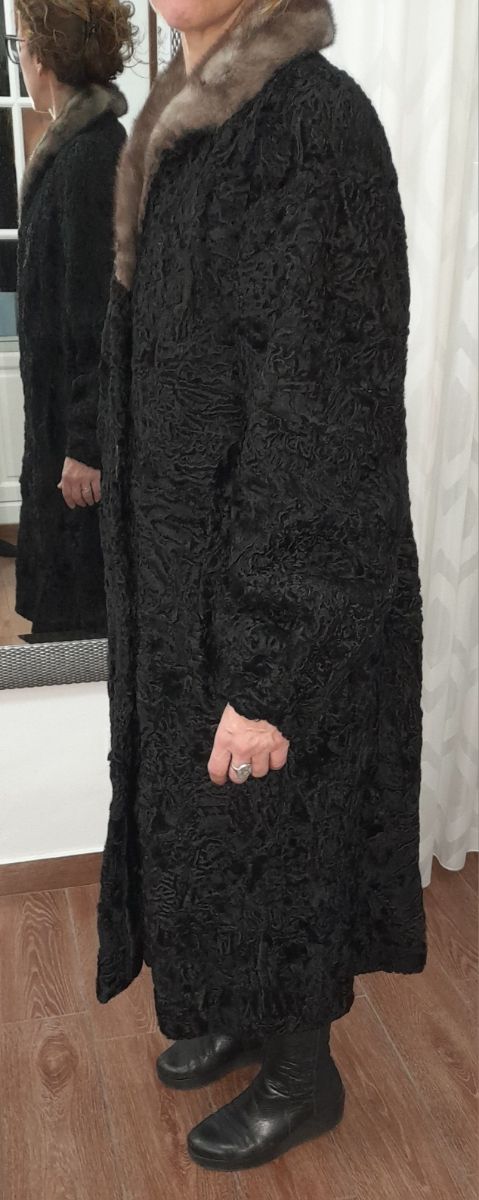 Abrigo de Astracán con cuello de piel