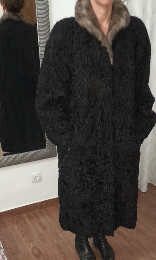 Abrigo de Astracán con cuello de piel