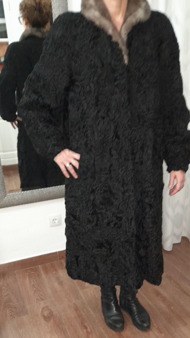 Abrigo de Astracán con cuello de piel