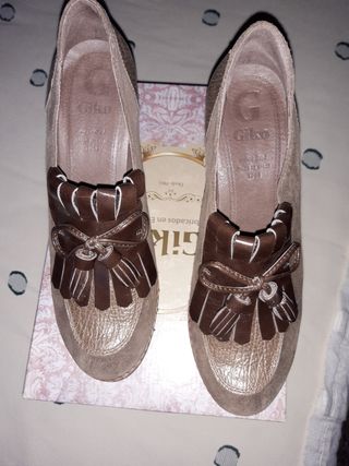 zapatos abotinados con fleco