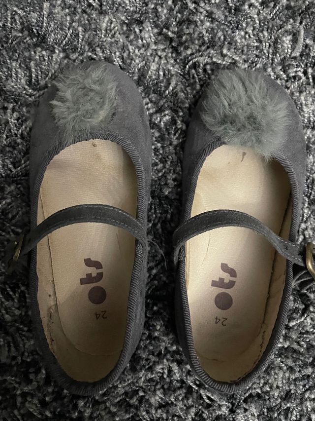 Zapato Mercedita número 24 gris con pompón