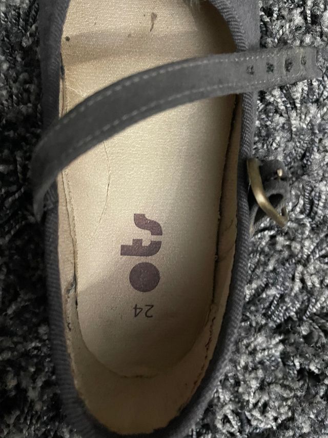 Zapato Mercedita número 24 gris con pompón