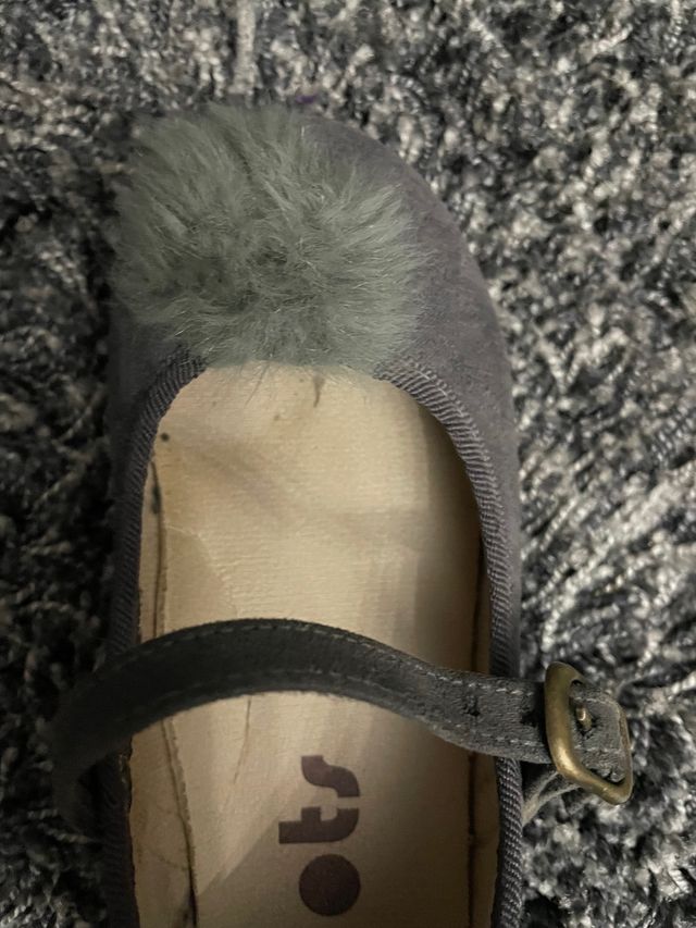 Zapato Mercedita número 24 gris con pompón