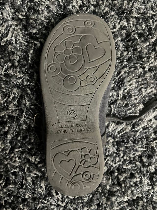 Zapato Mercedita número 24 gris con pompón