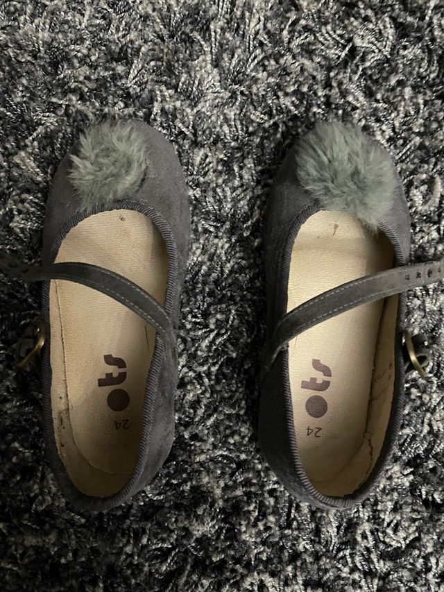Zapato Mercedita número 24 gris con pompón