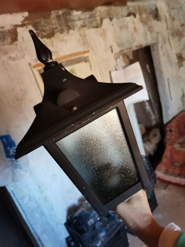 lampada in metallo e dispositivo con sensore di movimento