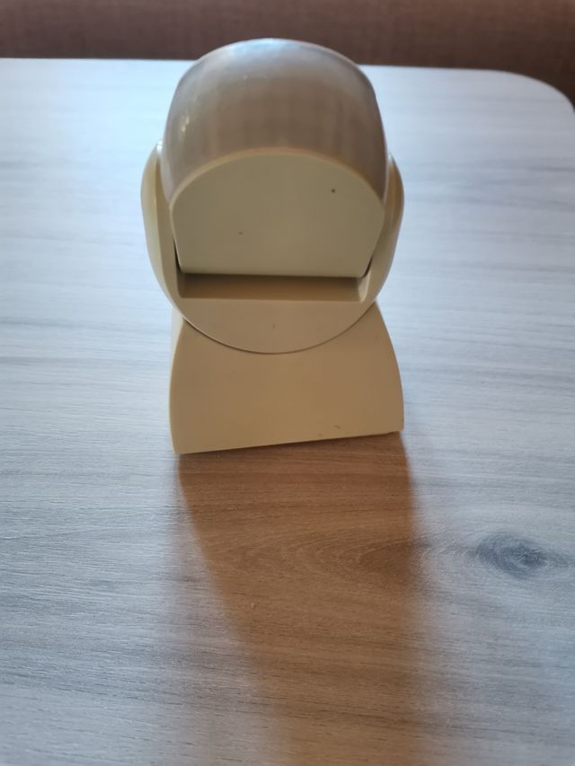 lampada in metallo e dispositivo con sensore di movimento