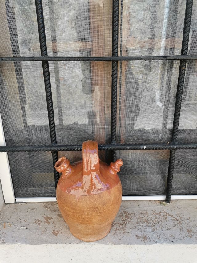 botijo antiguo y vasija antigua