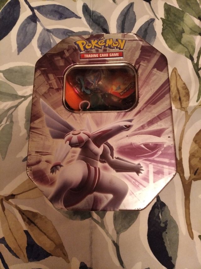 Lata Pokémon con tazos,rollers,llavero,pin...