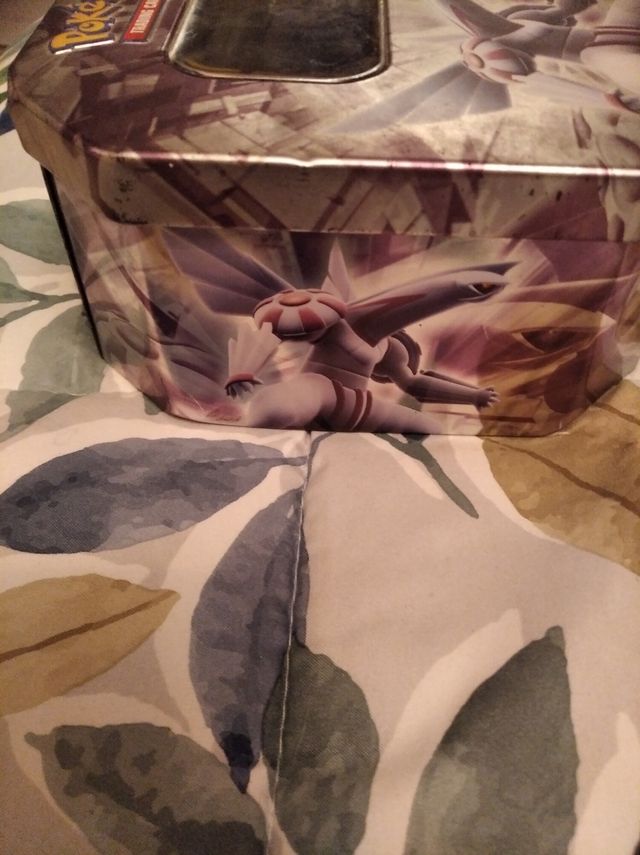 Lata Pokémon con tazos,rollers,llavero,pin...