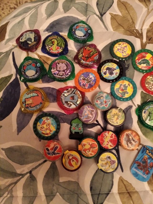Lata Pokémon con tazos,rollers,llavero,pin...