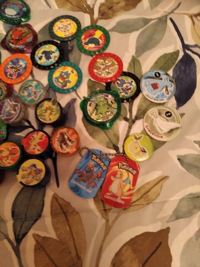 Lata Pokémon con tazos,rollers,llavero,pin...