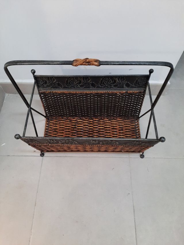 Revistero de forja y mimbre