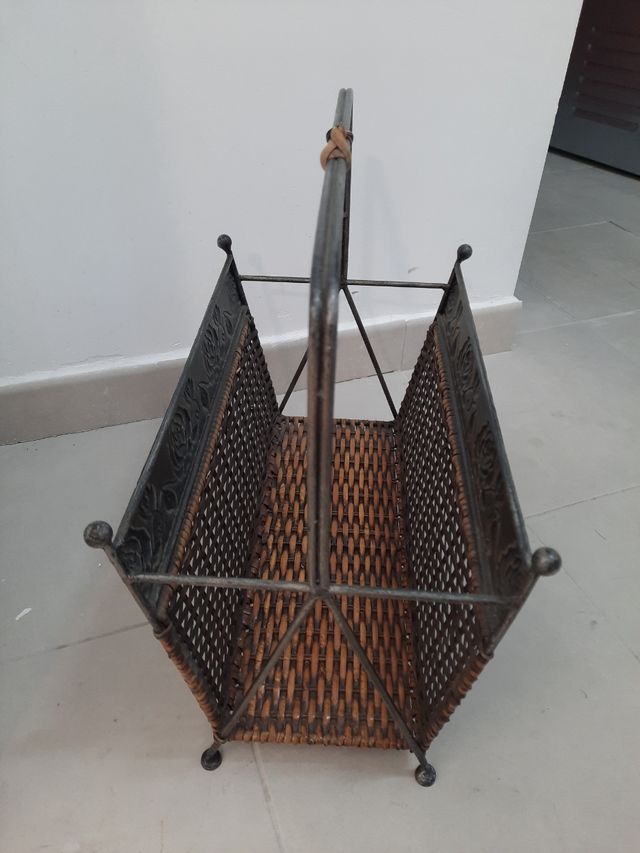 Revistero de forja y mimbre