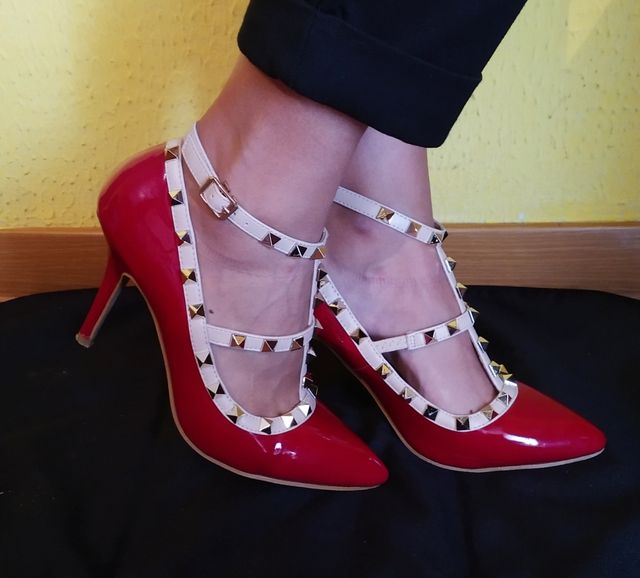 N° 38, zapato rojo tachuelas.