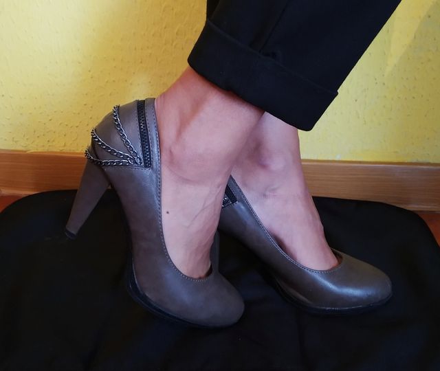 N°38. Zapato tacón cadenas.