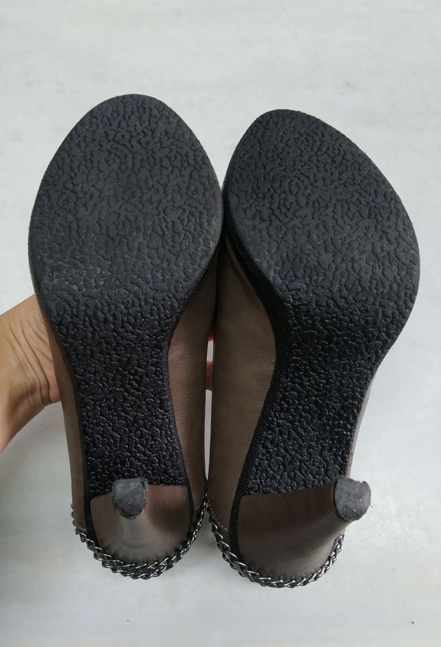 N°38. Zapato tacón cadenas.