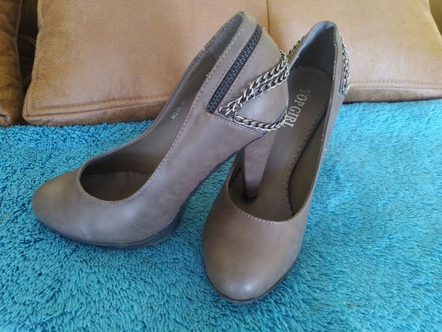 N°38. Zapato tacón cadenas.