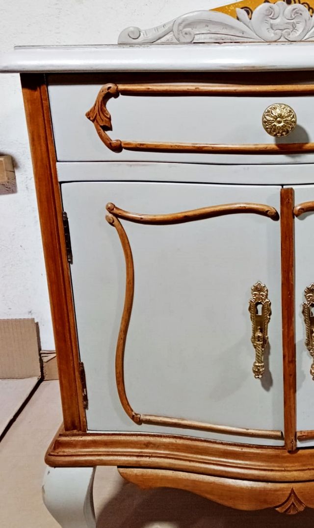 Mesita antigua restaurada