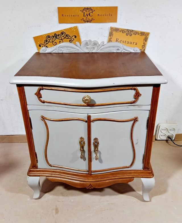 Mesita antigua restaurada