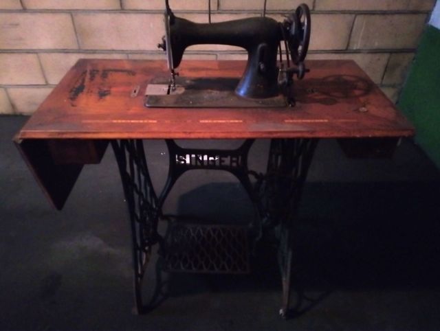 Maquina de coser Singer.