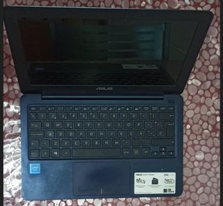 Portátil ASUS 10 pulg 120GB SSD 4GB RAM
