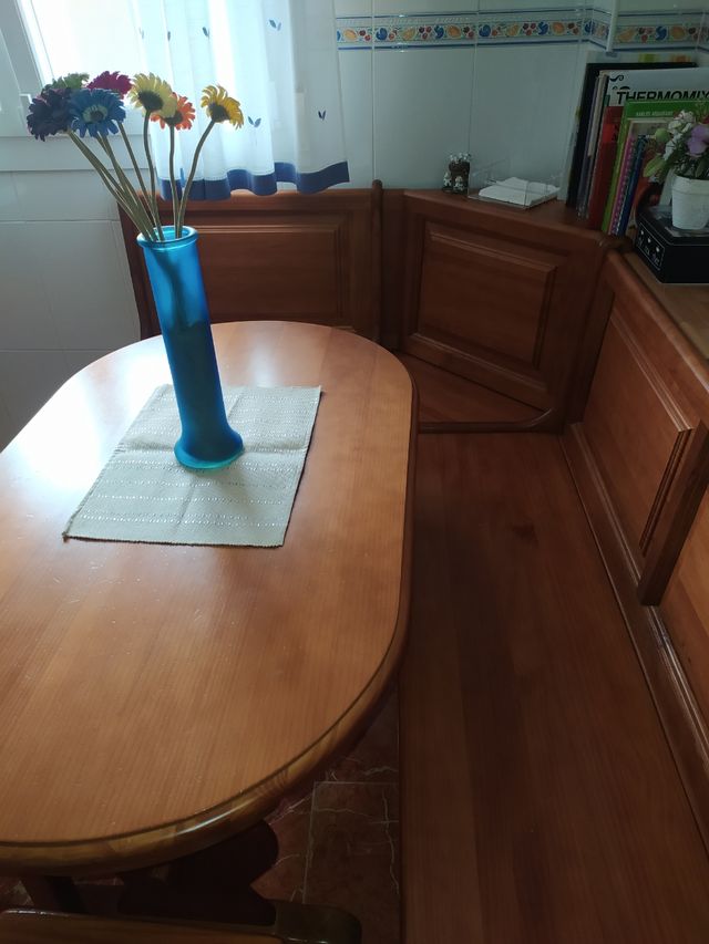 Esquinera de madera con taburetes