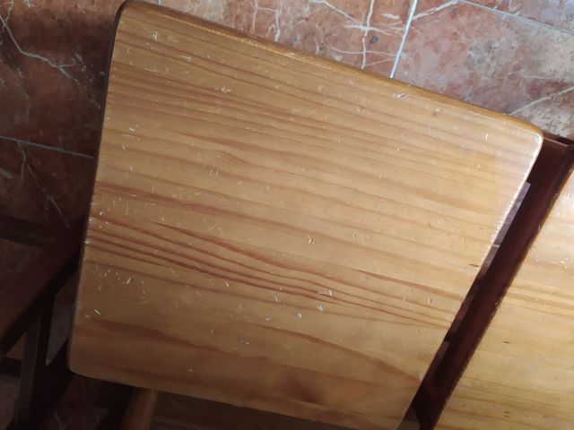 Esquinera de madera con taburetes