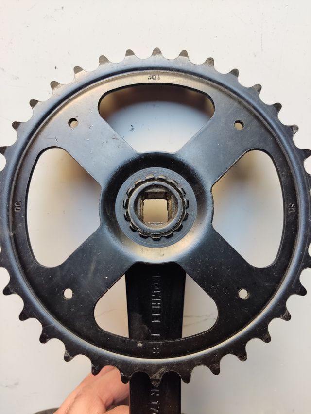 Biela más plato ,muy poco uso,con pedales.