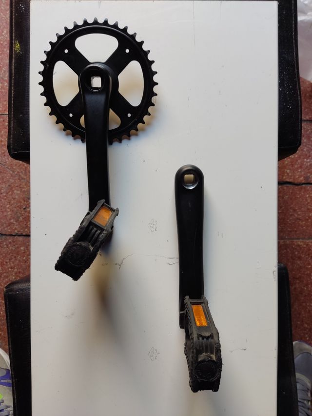 Biela más plato ,muy poco uso,con pedales.