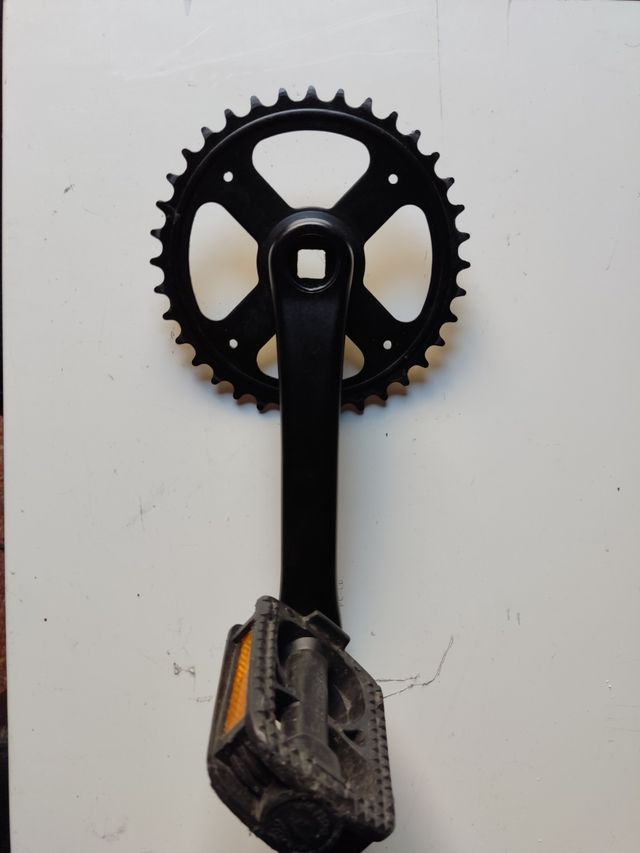 Biela más plato ,muy poco uso,con pedales.