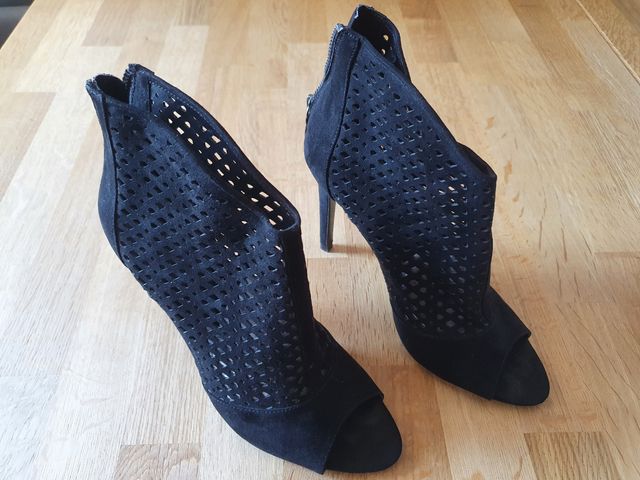 Sandalia abotinada ante Negro ZARA Talla 39