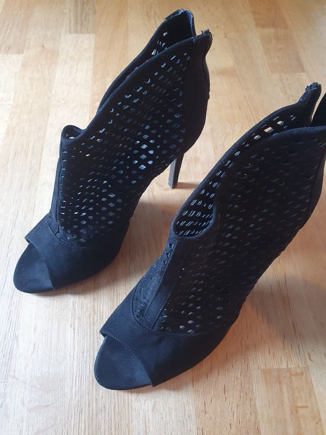 Sandalia abotinada ante Negro ZARA Talla 39