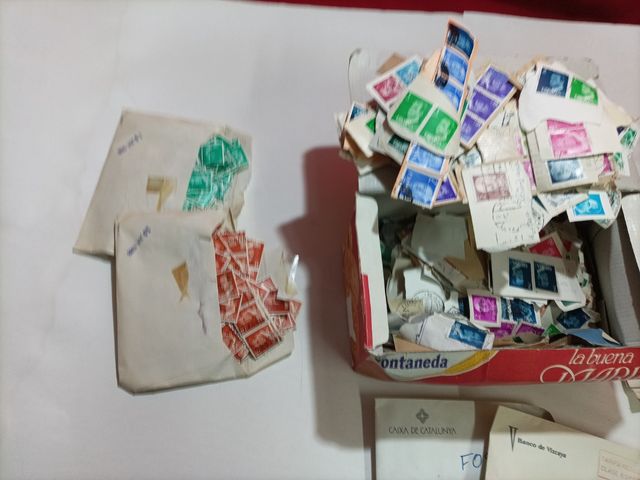 caja con sellos usados de Juan Carlos I y franco