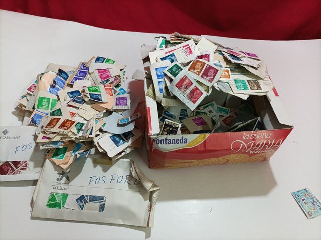 caja con sellos usados de Juan Carlos I y franco