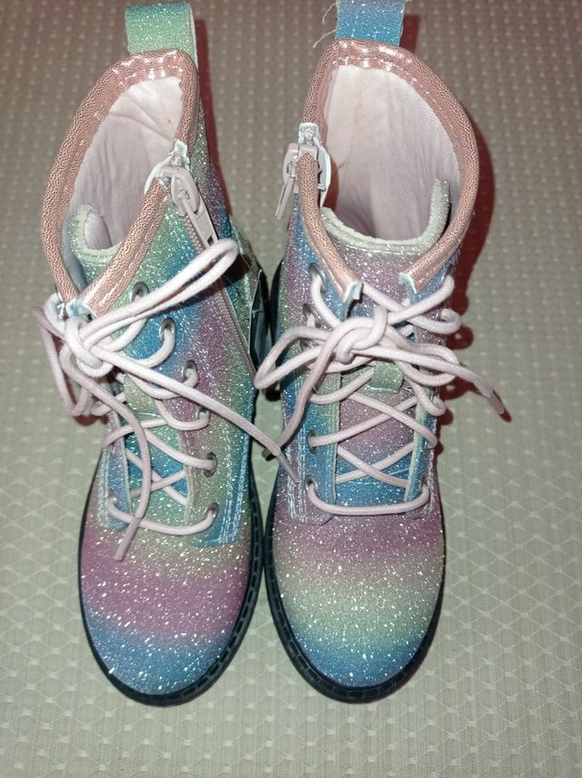 Botas elegantes con etiqueta 