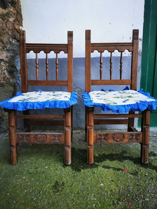 2 sedie in legno in perfette condizioni 