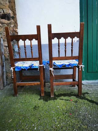2 sedie in legno in perfette condizioni 