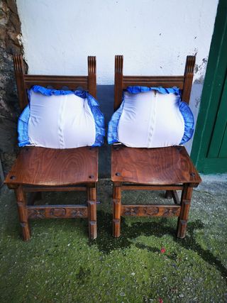 2 sedie in legno in perfette condizioni 