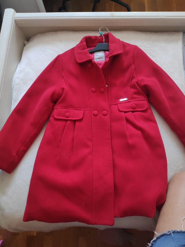 Abrigo color rojo de niña