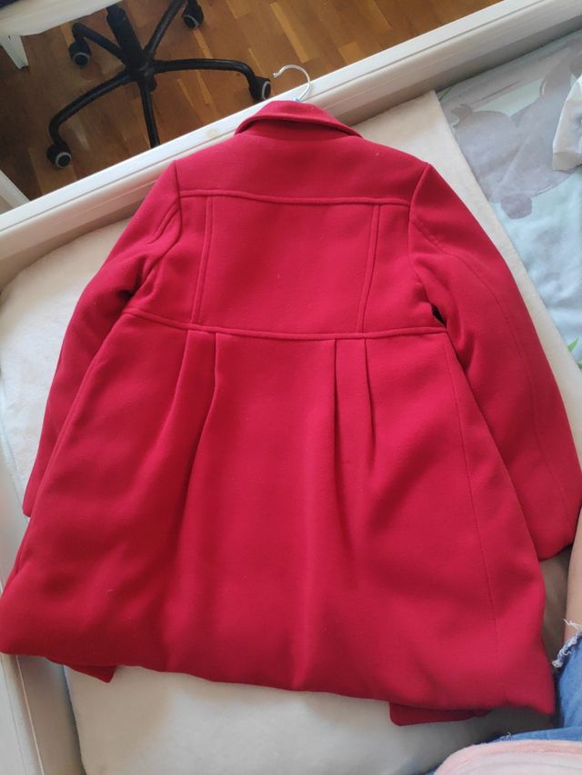 Abrigo color rojo de niña