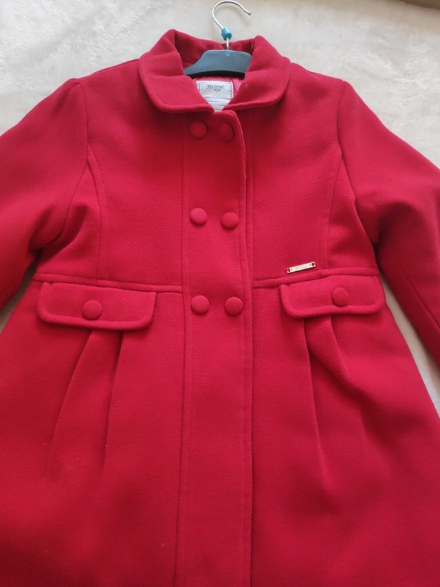 Abrigo color rojo de niña