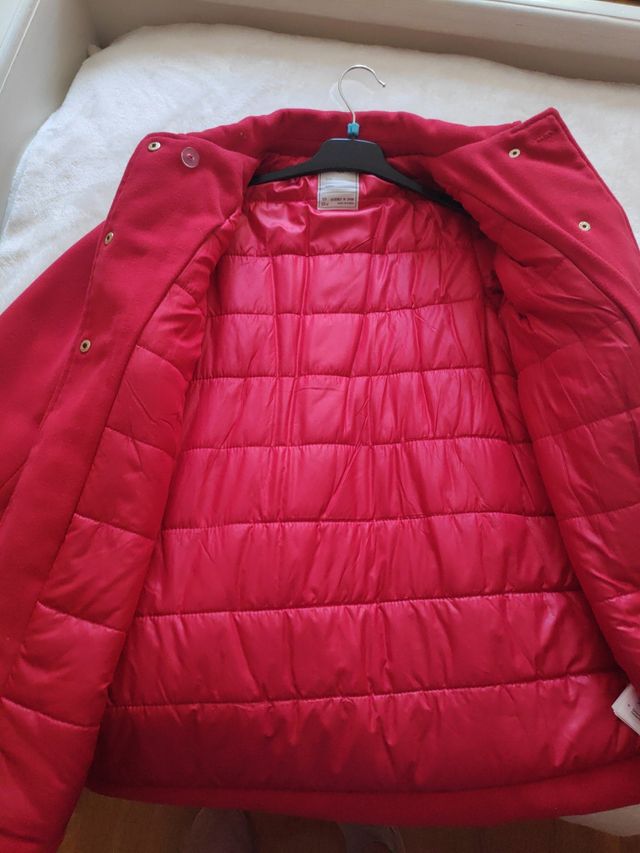 Abrigo color rojo de niña