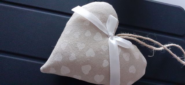 Decorazione shabby cuore beige con fiocco da appen