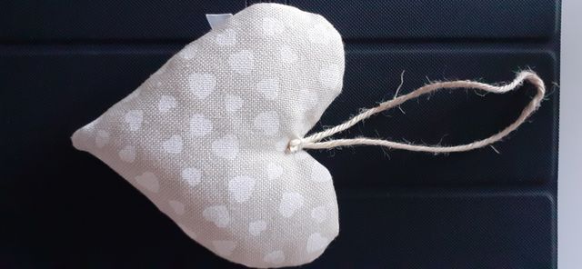 Decorazione shabby cuore beige con fiocco da appen